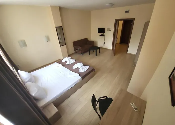 Twain Apart&Rooms
